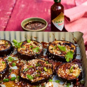 Gegrillte Szechuan-Aubergine x TABASCO® Chipotle Sauce - (c) TABASCO®