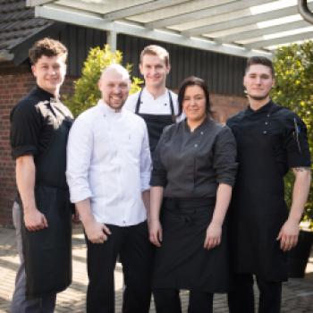 Von Donnerstag bis Sonntag verwöhnt Küchenchef Laurin Kux im <a href="https://restaurant-ackermann.de/ferment-fine-dining/" target="_blank">Ferment in Münster in Westfalen</a> . Laurin Kux hatte sich zuvor bereits im Hamburger „Jellyfish“ einen Stern erkocht und konnte jetzt auch im Ferment die Tester des Guide MICHELIN überzeugen. Außergewöhnlich, nachhaltig und lässig so präsentiert sich Laurin Lux mit seinem Team und überrascht die Gäste mit seinen kulinarischen Kreationen - (c) Restaurant Ackermann