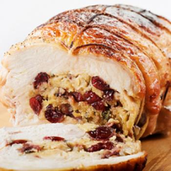 Truthahnbrust gefüllt mit Ziegenkäse, Cranberrys und Speck - <a href="https://www.genussfreak.de/truthahnbrust-gefuellt-mit-ziegenkaese-cranberrys-und-speck" target="_blank">zum Rezept</a> - (c) California Wines