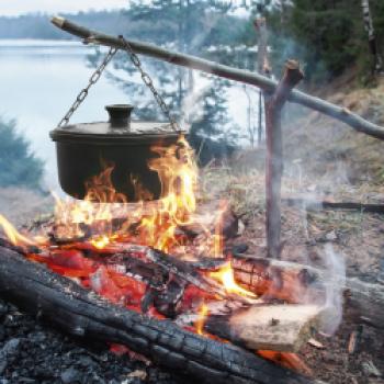 Paleo-Diät auf Paleo-Art gegart: Rinder-Topf vom Lagerfeuer oder Grill - (c) Bildagentur Fotolia -Fotograf-HLPhoto