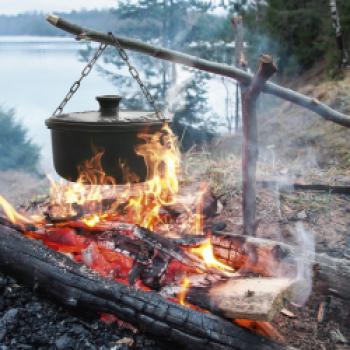 Paleo-Diät auf Paleo-Art gegart: Rinder-Topf vom Lagerfeuer oder Grill - (c) Bildagentur Fotolia -Fotograf-HLPhoto