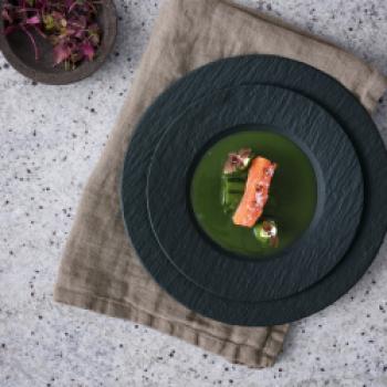 Hot-Smoke BBQ-Lachs und Gurkenröllchen mit Limonencreme - (c) Villeroy & Boch Tischkultur