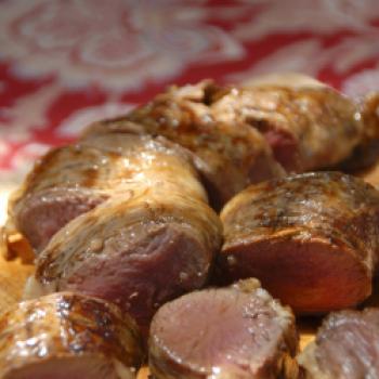 Wildfilet im Schweinenetz, bleibt beim Grillen durch das Netz saftig <a href="https://www.genussfreak.de/wildfilet-im-schweinenetz" target="_blank">zum Rezept</a> - (c) Südafrika Weininformation