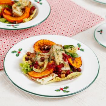 Wintersalat mit gerösteten Kürbis, Brie-Crostini, Preiselbeer-Vinaigrette und karamellisierten Haselnüssen - <a href="https://www.genussfreak.de/wintersalat-mit-geroesteten-kuerbis" target="_blank">zum Rezept</a> - (c) Lena Fuchs, „Mein leckeres Leben“, im Auftrag für Gmundner Keramik 