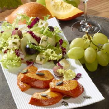 Winzersalat mit gebratenem Kürbis - <a href="https://www.genussfreak.de/winzersalat-mit-gebratenem-kuerbis" target="_blank">zum Rezept</a> - (c) Wirths PR