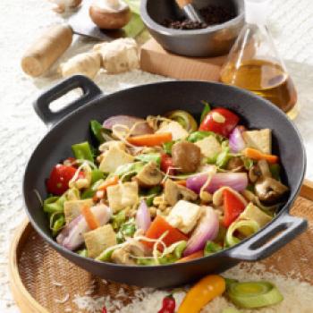 Wok-Gemüse mit Tofu - <a href="https://www.genussfreak.de/wok-gemuese-mit-tofu" target="_blank">zum Rezept</a> - (c) Wirths PR