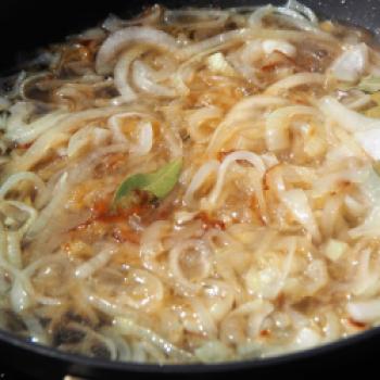 10. Die Hitze erhöhen und mit Salz, Zucker und Weißweinessig einkochen lassen - (c) Jörg Bornmann