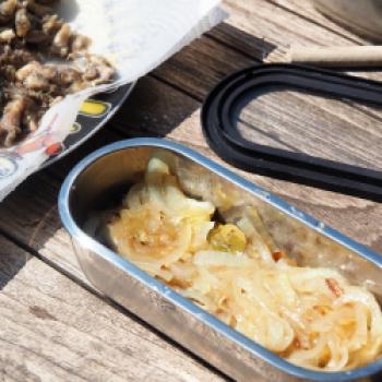12. Danach eine Schicht Zwiebeln hinzufügen, 13. mit einer Handvoll Rosinen und Pinienkerne bedecken und 14. diese Schichtung fortsetzen, bis sämtliche Zutaten aufgebraucht sind - (c) Jörg Bornmann