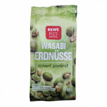 Wasabi Erdnüsse von Rewe Beste Wahl - Rewe bewirbt seine Erdnüsse auf der Schauseite groß mit Wasabi. Das Produkt enthält aber nur 0,003 Prozent des edlen japanischen Gewürzes. Um eine Wasabi-ähnliche Schärfe und Farbe zu erreichen, hilft Rewe offenbar mit Aroma und Farbstoff nach - (c) foodwatch