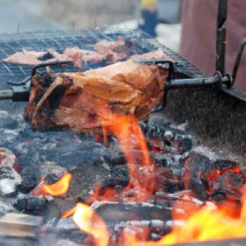 Und schon erwartet uns mit einem Mittelaltermarkt das nächste Fest. Hier wird herzhaft gekocht und gegrillt - (c) Gabi Vögele