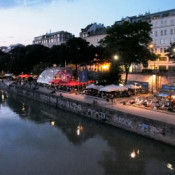 Ein Spaziergang an der <a href="https://www.wien.info/de/empfehlungen/sommerszene-am-donaukanal" target="_blank">Donaukanal-Promenade</a> bietet ein buntes Programm - vom Besuch einer Beach Bar über architektonische Sehenswürdigkeiten bis zu Graffiti-Kunstwerken - (c) Jörg Bornmann