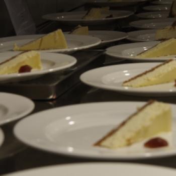 Ein letzter Gang steht uns noch bevor und wir bekommen zu einem Italienischen Cheese Cake mit Beerenpüree - Masterclass Wine im Eataly München - (c) Jörg Bornmann