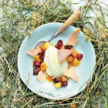 Weiße Schokoladen-Heumousse mit Mandelbisquit - (c) Ammergauer Alpen GmbH Mathias Neubauer