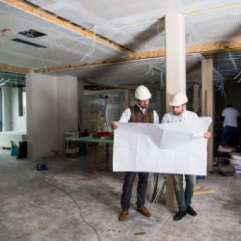 General Manager vom Bramberg Peter Just und Andreas Stotter im Rohbau des Restaurants 'Der Waldvogel' - (c) mk Salzburg