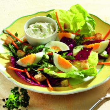 Frischer Frühlingssalat mit Knoblauch-Croutons - <a href="https://www.genussfreak.de/frischer-fruehlingssalat-mit-knoblauch-croutons" target="_blank">zum Rezept</a>  - (c) Wirths PR