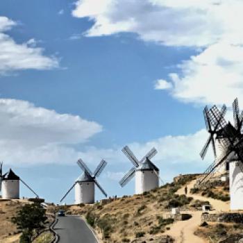 Elf weiße Windmühlen aus dem 16. Jahrhundert stehen auf dem Hügel bei Consuegra, im Zentrum Spaniens - (c) Gabi Dräger
