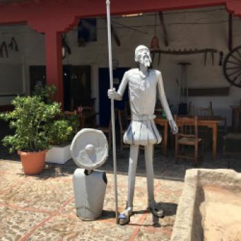 Der Innenhof ist mit Don Quijote-Skulpturen geschmückt – so ist man immer auf der Spur von Don Quijote - (c) Gabi Dräger
