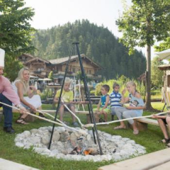 Familienparadies Sporthotel Achensee - Stockbrot backen am Lagerfeuer