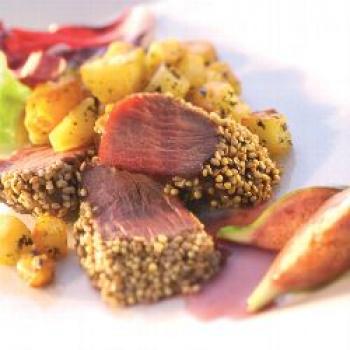 Lammfilet mit Frühburgunder-Feigen und sommerlichen Blattsalaten - <a href="https://www.genussfreak.de/lammfilet-mit-fruehburgunder-feigen-und-sommerlichen-blattsalaten" target="_blank">zum Rezept</a>  - (c) Deutsches Weininstitut