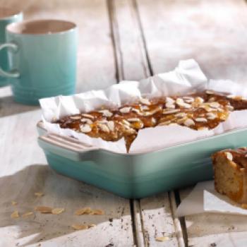 Kuchen backen und servieren in der Auflaufform cool mint von Le Creuset