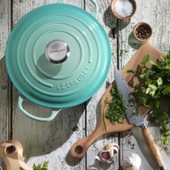 Mit den wunderschönen Brätern von Le Creuset in der Trendfarbe cool mint macht das Kochen gleich noch mehr Spaß