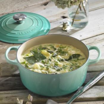 oder auch zum Kochen von Suppen und Eintöpfen (Bräter rund in cool mint von Le Creuset)