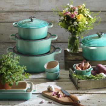 Urlaubs- und Frühlingsgefühle mit den Produkten von Le Creuset in cool mint