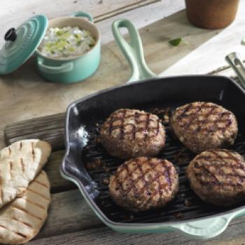 Ob Steaks oder Fleischpflnazel, Gegrilltes gelingt wunderbar un der quadratischen Grillpfanne cool mint von Le Creuset