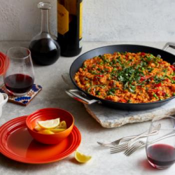 Die Vegetarische Paella kann auch als Basis für eine Meeresfrüchte-Paella oder eine Paella mit Fleisch verwendet werden - (c) Le Creuset