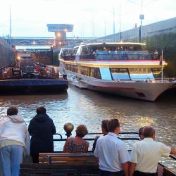 Mit den Schiffen der DDSG Blue Danube kann man aber auch viele <a href="https://www.ddsg-blue-danube.at/category/themenfahrten/themenfahrten-wien/?view=list" target="_blank">weitere Themenfahrten und Rundfahrten </a> erleben - (c) Jörg Bornmann