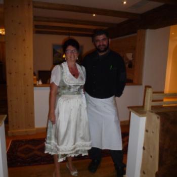 Maria Klausner mit Sous-Chef Erkan Köse - (c) Anke Sieker/ Hotel Klausnerhof