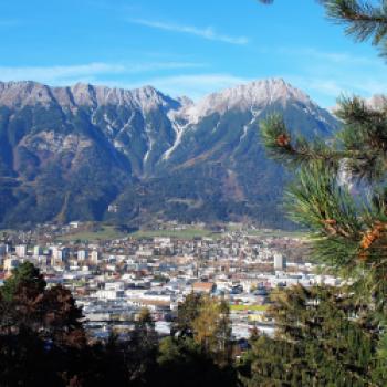 Einen wunderbaren Blick über Innsbruck hat man aus dem Schloss Park von Schloss Ambras - (c) Jörg Bornmann