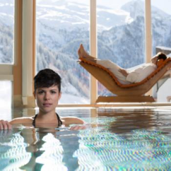 Relaxen mit Bergblick im Panoramahallenbad - (c) Anke Sieker/ Hotel Klausnerhof