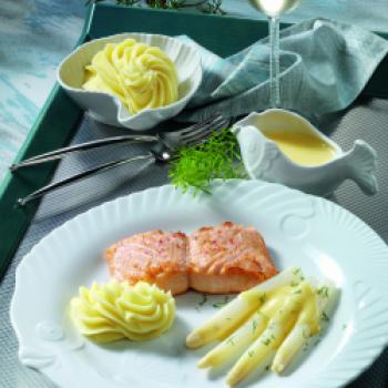 Spargel mit Lachsfilet, Kartoffelpüree und Zitronengras-Sauce - <a href="https://www.genussfreak.de/spargel-mit-lachsfilet-kartoffelpueree-und-zitronengras-sauce" target="_blank">zum Rezept</a>  - (c) ostermenue.de