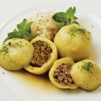 Fleischknödel aus Erdäpfelteig - <a href="https://www.genussfreak.de/fleischknoedel-aus-erdaepfelteig" target="_blank">zum Rezept</a> - (c) Aus dem Kochbuch 'Ich koche für mein Leben gern' von Christine Saahs - Michael Westermann/Brandstätter Verlag