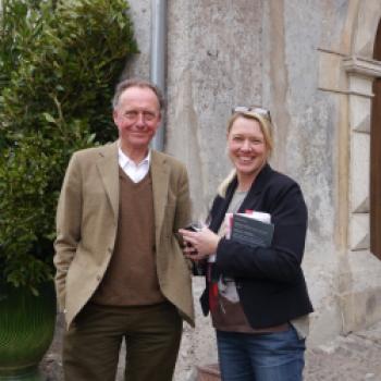 Weingut Alois Lageder - Der Winzer Alois Lageder mit der Genussfreak-Autorin Susanne Wess (© Joachim Kraus)