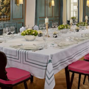 Karajans Tisch Nummer vier im Restaurant 'Goldener Hirsch' in Salzburg – Geschichte und Luxus - (c) Goldener Hirsch