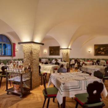 Karajans Tisch Nummer vier im Restaurant 'Goldener Hirsch' in Salzburg – Geschichte und Luxus - (c) Goldener Hirsch