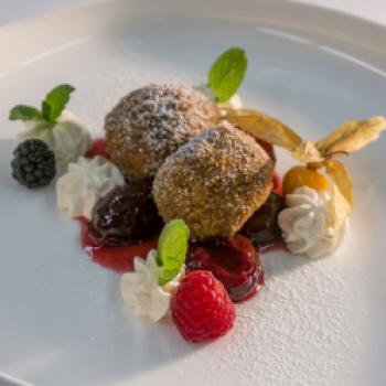 Topfenknödel mit Zwetschgenröster und Zimtsahne - (c) Hotel Vier Jahreszeiten Starnberg