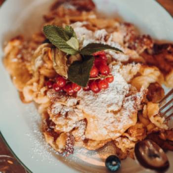 Der Kaiserschmarrn von Ingrid Payr, pensionierte Küchenchefin im Wirtshaus des Hotel Jungbrunn/Tirol, wird mithilfe von Zimt zur Weihnachts-Schlemmerei – © Hotel Jungbrunn