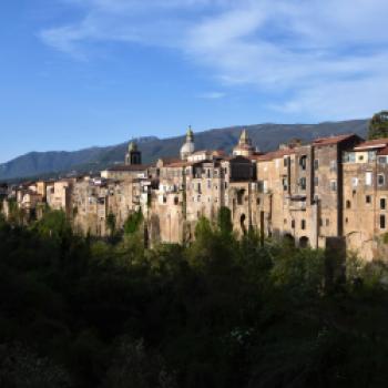 Sant' Agata de' Goti thront auf  einer Tuffsteinterrasse - (c) Gabi Vögele