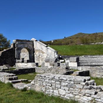Ein großer Tempel und ein Amphitheater aus der Zeit um 100 vor Christus bilden das Zentrum des antiken Pietrabbondante - (c) Gabi Vögele