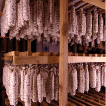 Für Lufttrocknung herrschen in allen Tälern der Provinz Piacenza optimale klimatische Bedingungen, um die Herstellung von Coppa, Salame und Pancetta Piacentina mit Gütesiegel g. U. (DOP) zu gerantieren - (c) Italienische Handelskammer für Deutschland