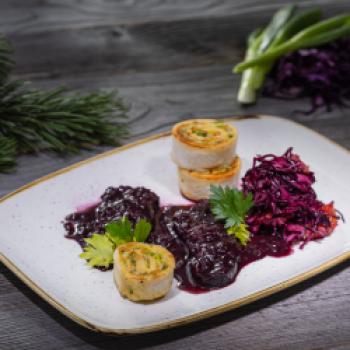 Geschmorter Rehkeule mit Lauchroulade und Rotkraut-Orangensalat - <a href="https://www.genussfreak.de/geschmorter-rehkeule-mit-lauchroulade-und-rotkraut-orangensalat" target="_blank">zum Rezept</a> - (c) Erlebnisregion Schladming-Dachstein/Martin Huber