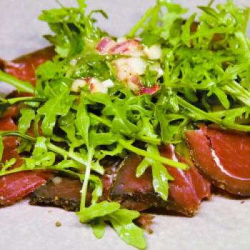 Vogelsberger Hirschschinken mit Essig-Vinaigrette und Salatrauke - (c) Jörg Bornmann