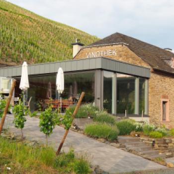 Die „Vinothek am Flusskilometer 174“ ist ein lichtdurchfluteten Anbau aus Glas unmittelbar neben einem 120 Jahre alten Haus aus Schiefer - (c) Jörg Bornmann