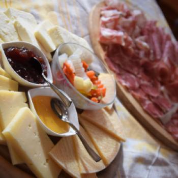 Typische Brotzeitplatte mit Morlacco- und Bastardo-Käse, Speck und Salami - (c) Gabi Vögele