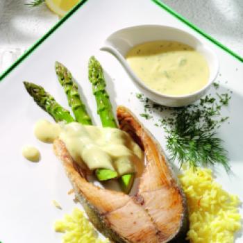 Spargel mit Lachskotelett und Dill-Hollandaise - <a href="https://www.genussfreak.de/spargel-mit-lachskotelett-und-dill-hollandaise" target="_blank">zum Rezept</a> - (c) Wirths PR