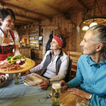 Genussurlaub in der Ferienregion Hall-Wattens - Einkehr auf der Berghütte - (c) hall-wattens.at
