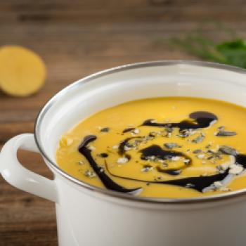 Kartoffel-Kürbissuppe - <a href="https://www.genussfreak.de/kartoffel-kuerbissuppe" target="_blank">zum Rezept</a> - (c) Stefan Kristoferitsch mit freundlicher Genehmigung der Gemeinschaft Steirisches Kürbiskernöl g.g.A.